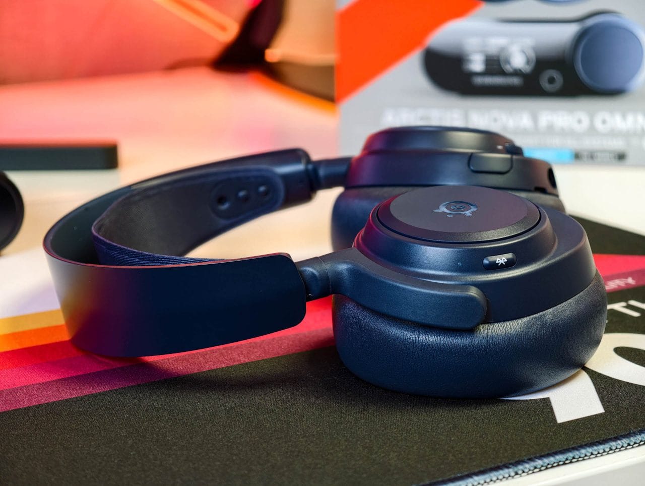 SteelSeries Arctis Nova Pro Omni Ohrmuscheln gedreht