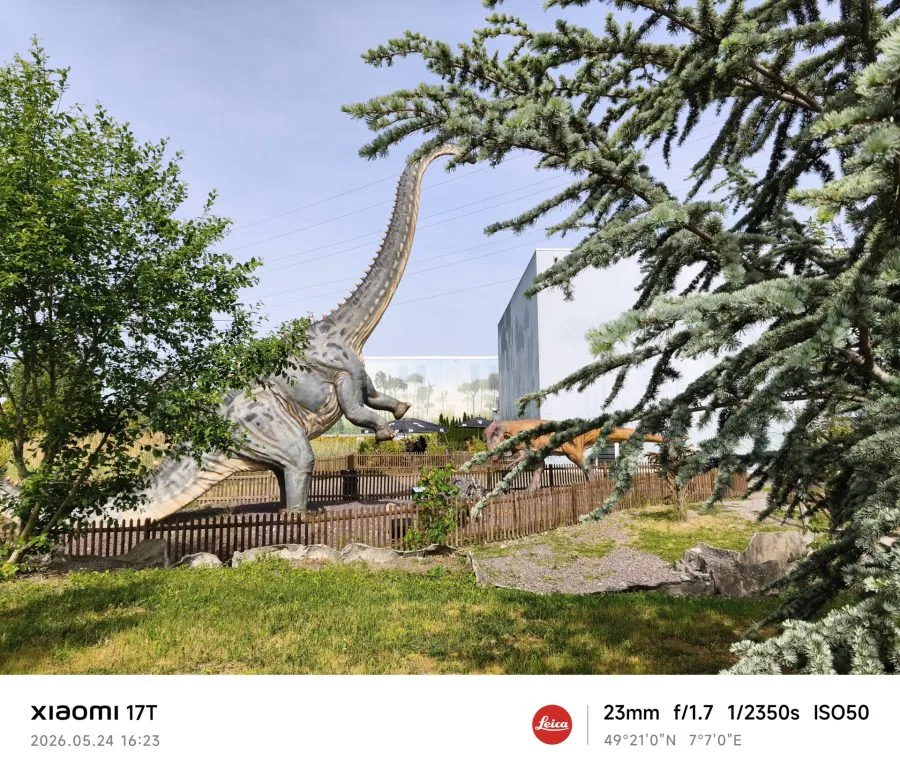 Testovací snímek hlavního fotoaparátu Xiaomi 17T s dinosaurem