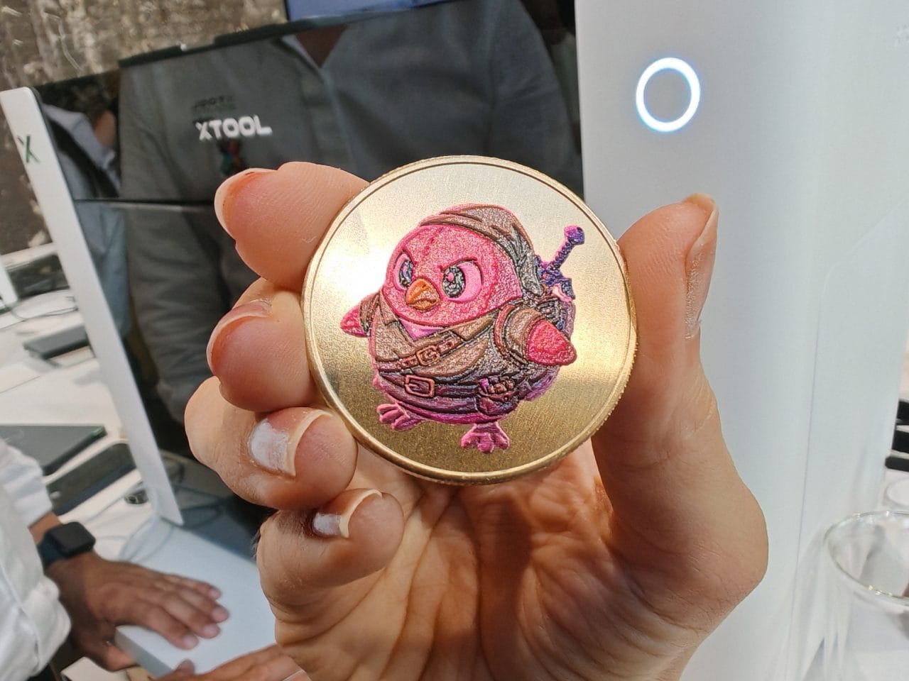 xTool O1 Omni Druck auf Münze
