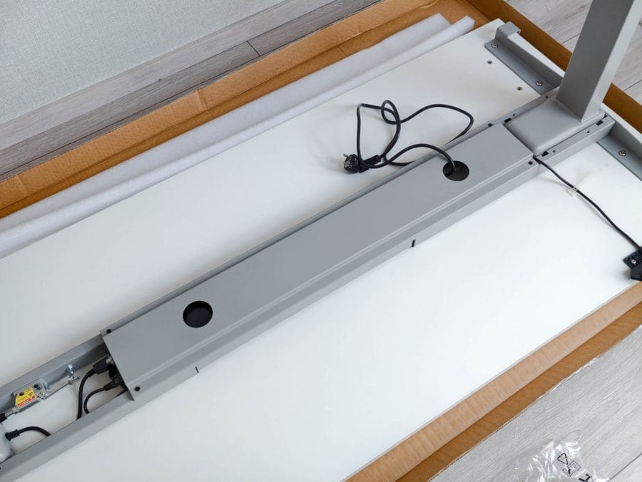 Kabelbox während der Montage auf der umgedrehten VexelLine Tischplatte