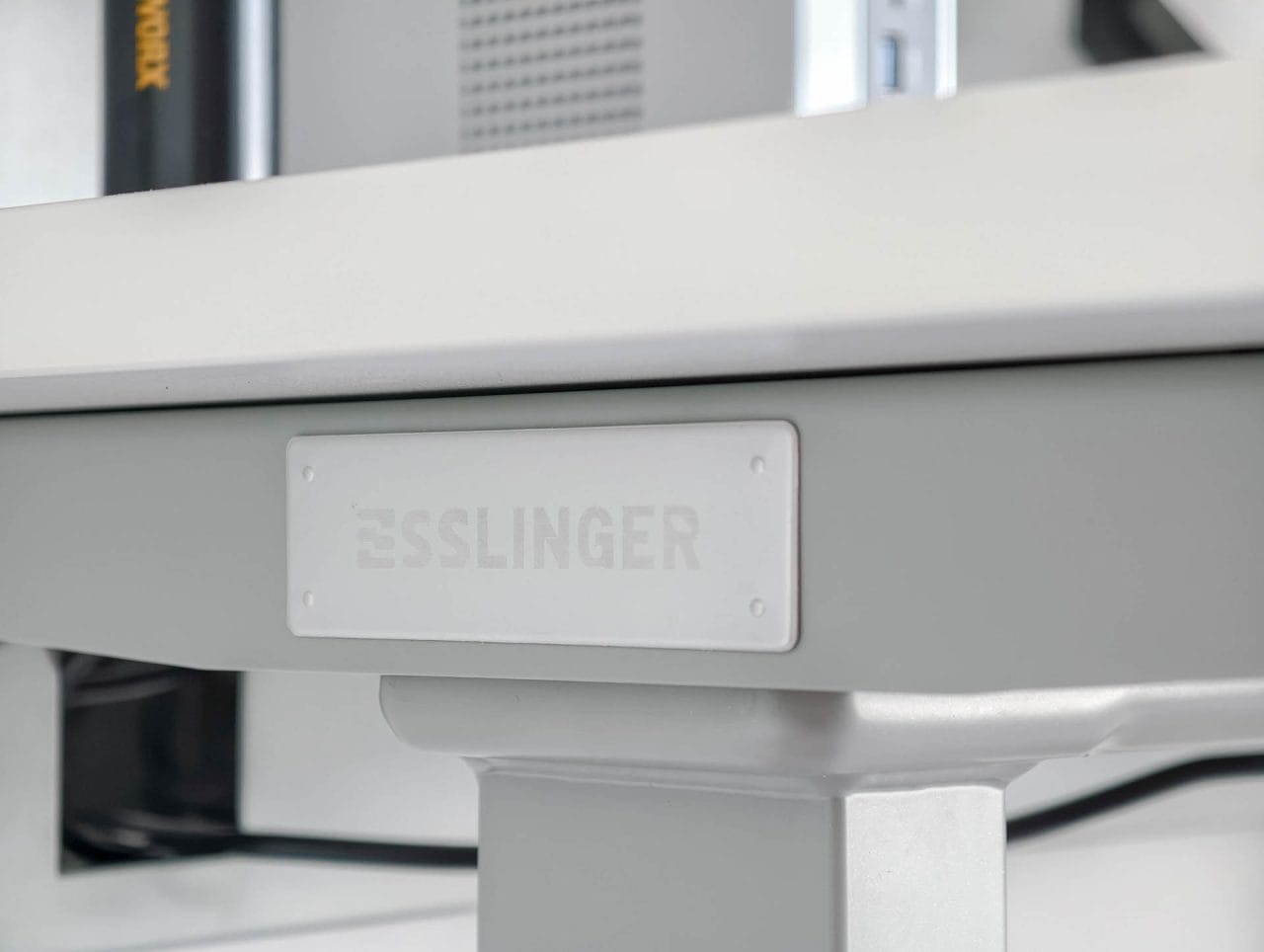 Esslinger Logo seitlich am VexelLine Schreibtischgestell