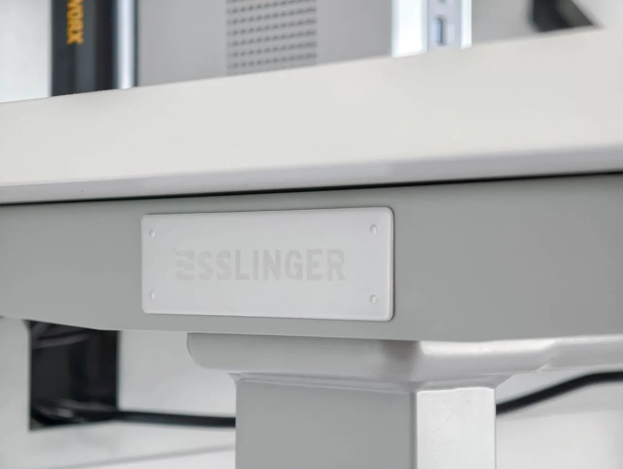 Esslinger-logo aan de zijkant van het VexelLine-bureauframe