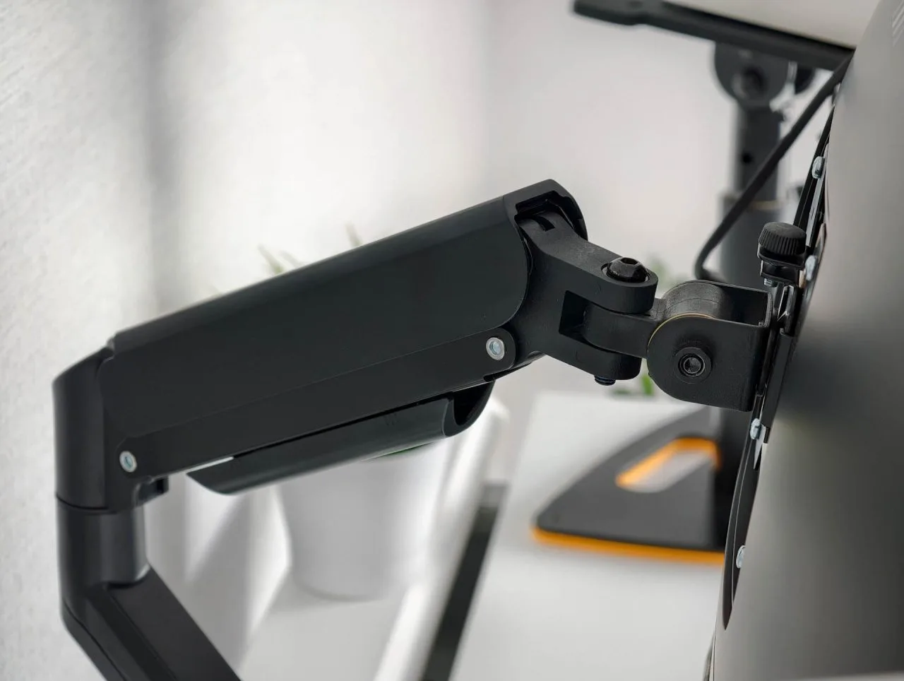 Esslinger gasveer monitorarm op het VexelLine bureau