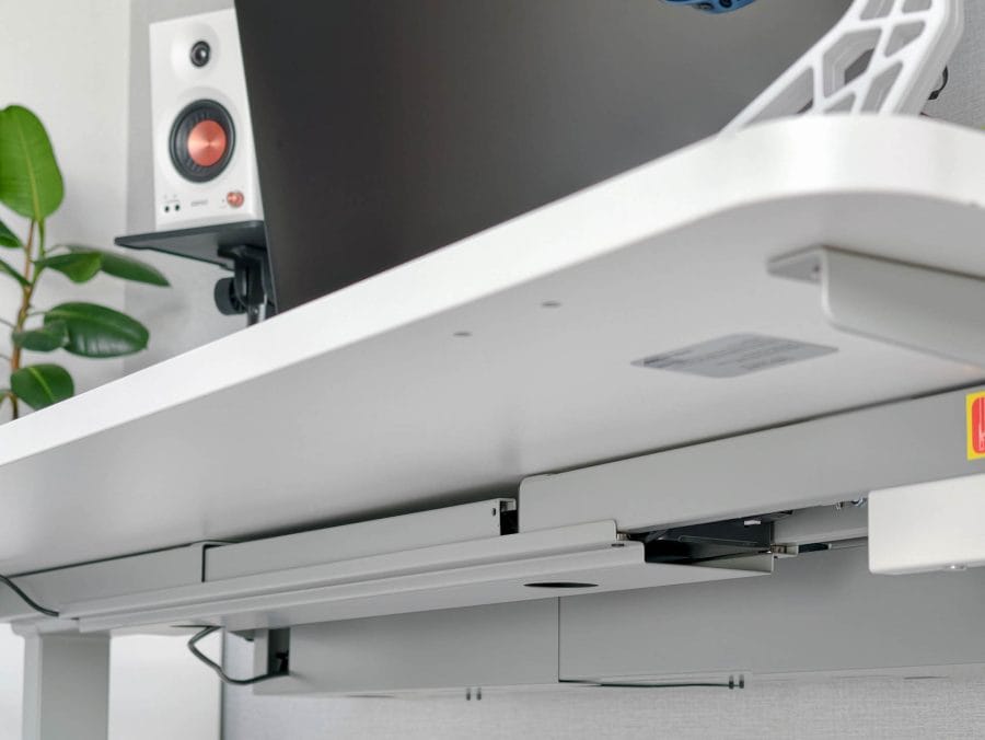 Geöffnete Kabelbox unter dem Esslinger VexelLine Schreibtisch