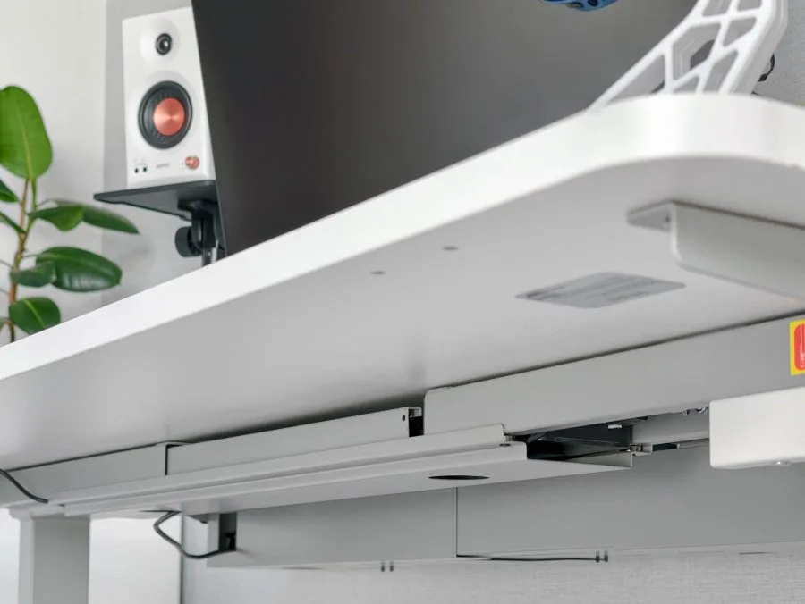Open de kabelbox onder het Esslinger VexelLine bureau.
