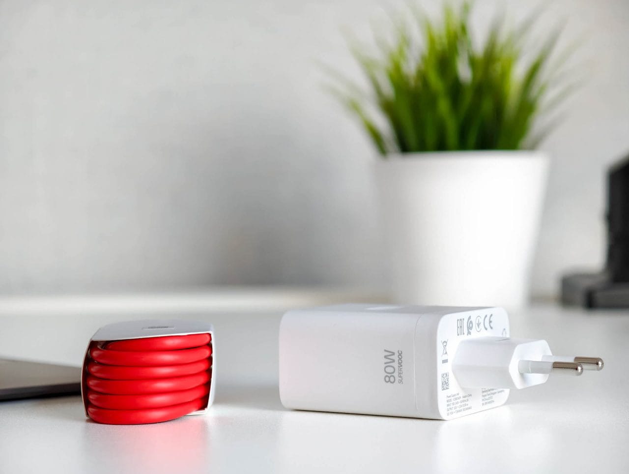 OnePlus Pad 4 Netzteil und USB-Kabel