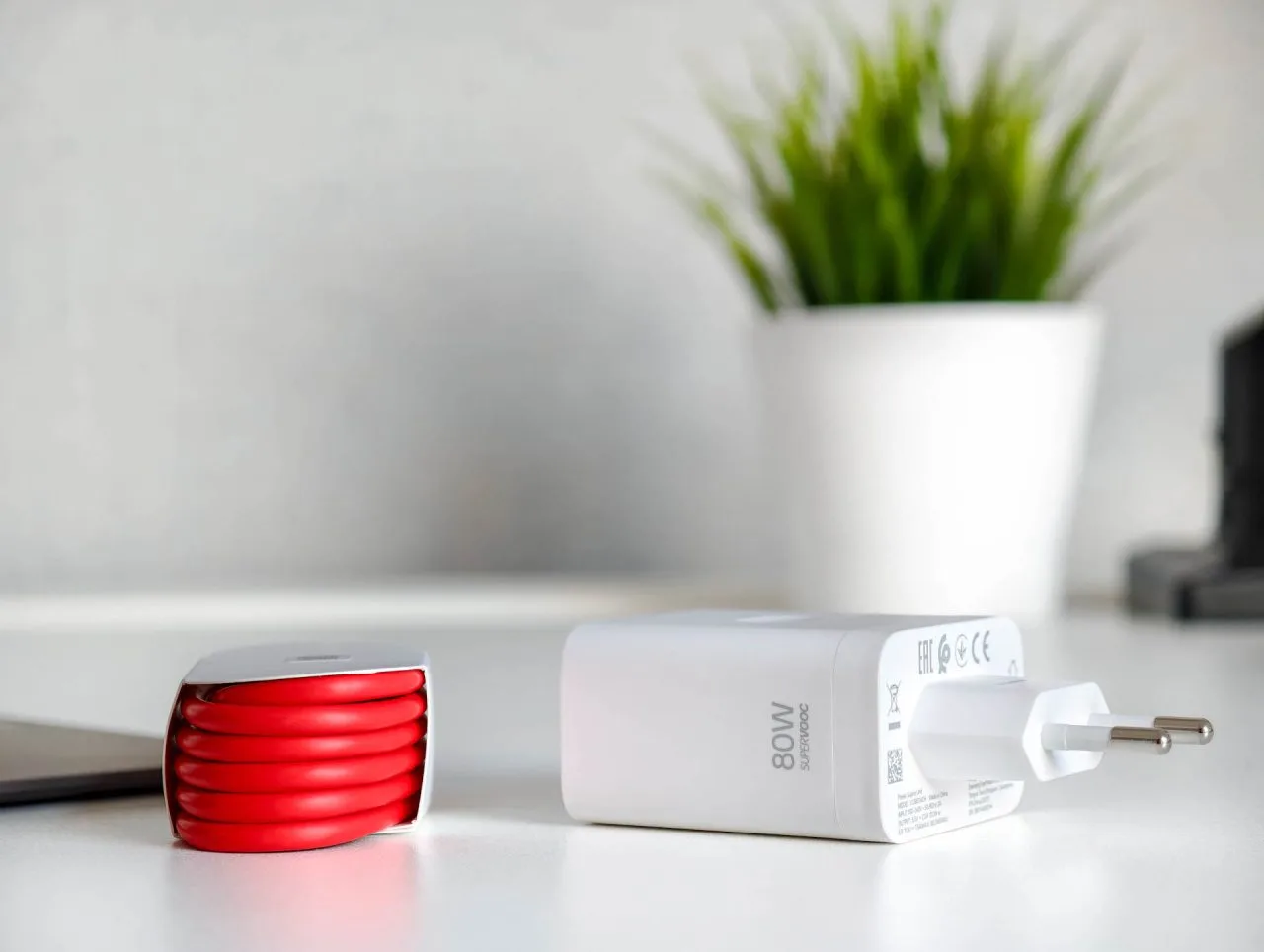 OnePlus Pad 4 strømadapter og USB-kabel