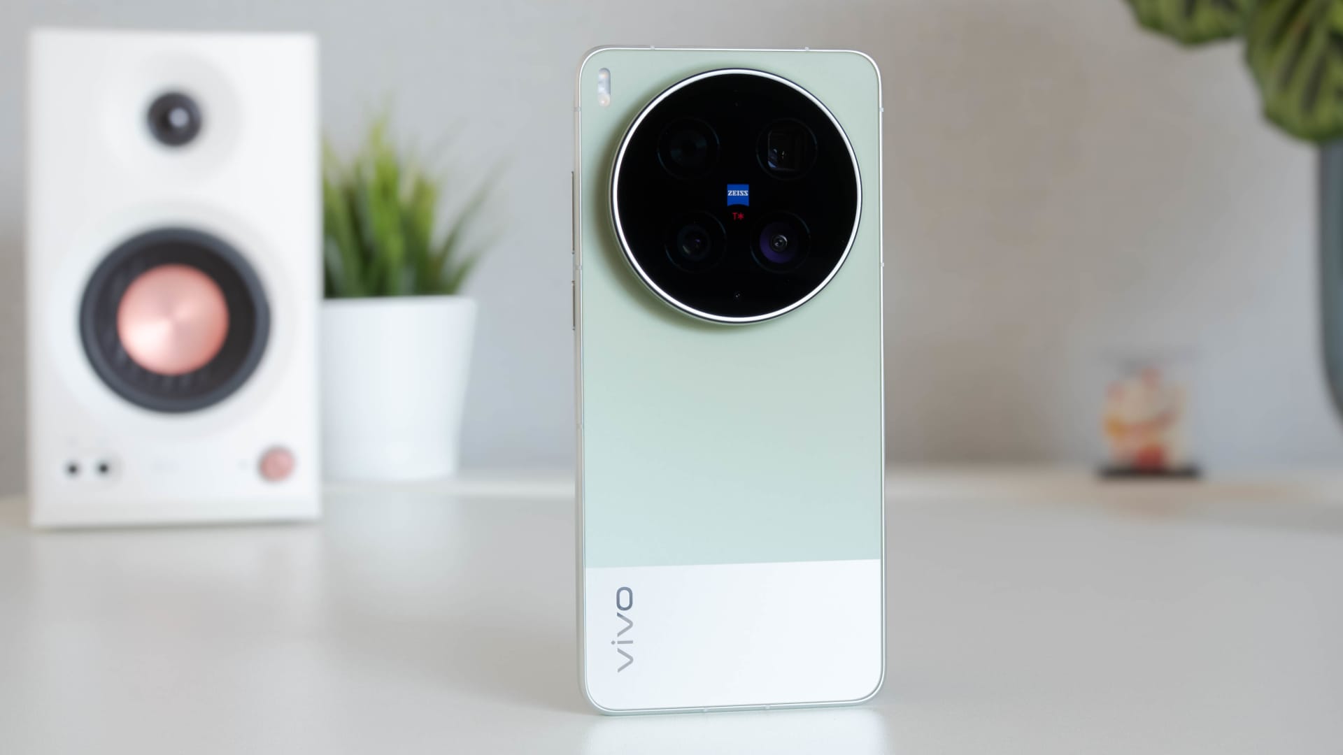 vivo X300 Ultra Review Hero