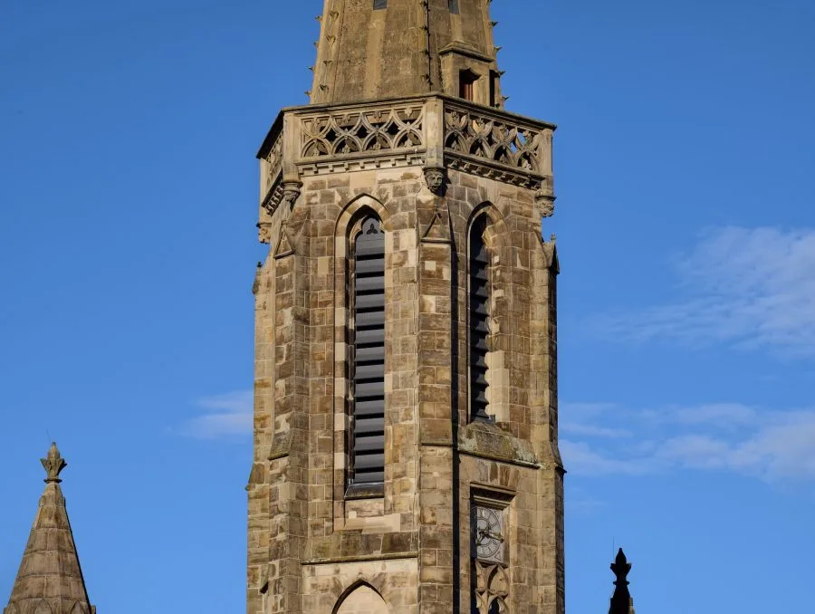 vivo X300 Ultra telefoto kamera ile kilise kulesini kaydetme