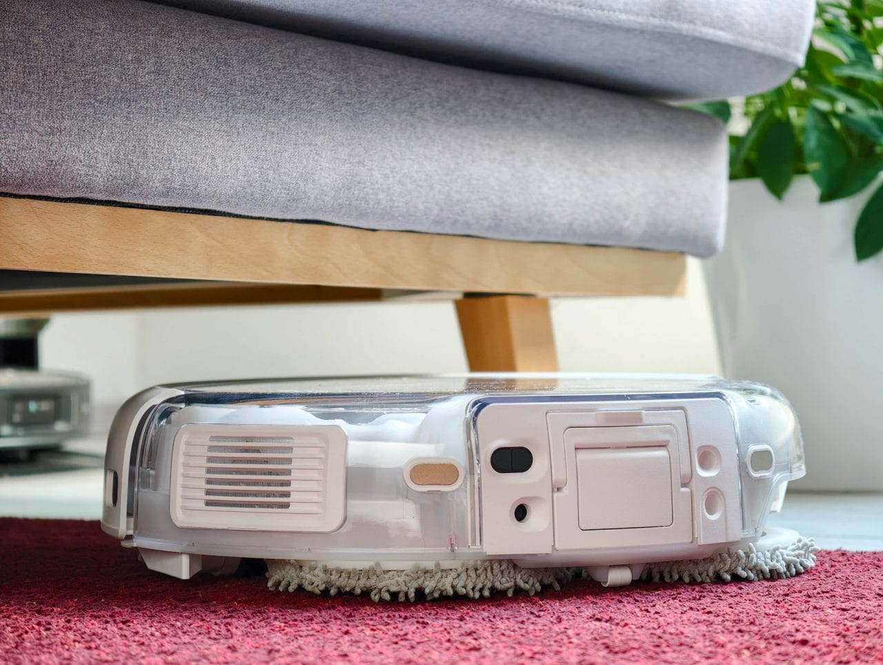 Unter die meisten Sofas und IKEA Möbel schafft es der ROMO P2 trotz 9,8 Zentimeter Bauhöhe.