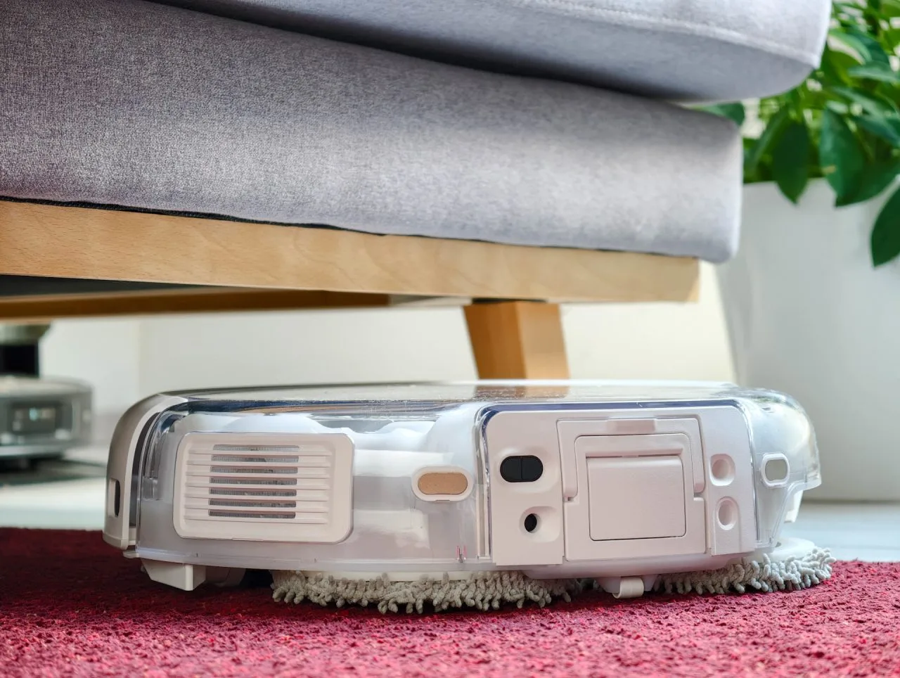 Přestože je vysoká 9,8 centimetru, vejde se ROMO P2 pod většinu pohovek a nábytku z IKEA.