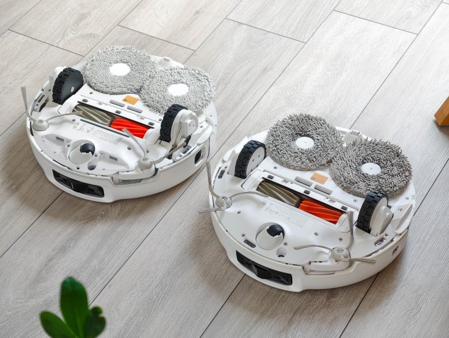Links ROMO P2 und rechts ROMO P von unten fotografiert