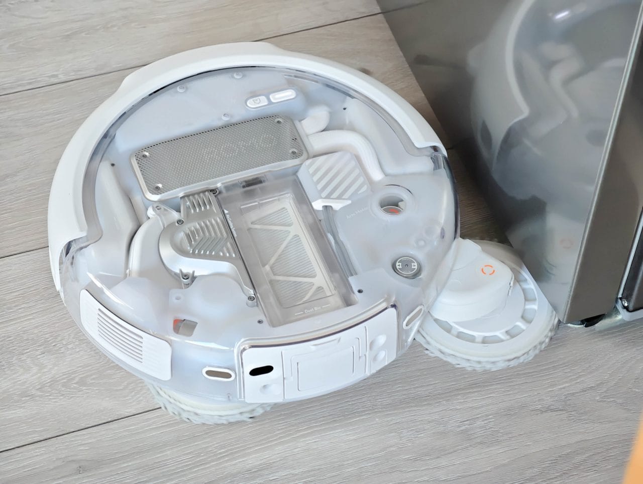 DJI ROMO P2 Schwenkarm unter Kühlschrank