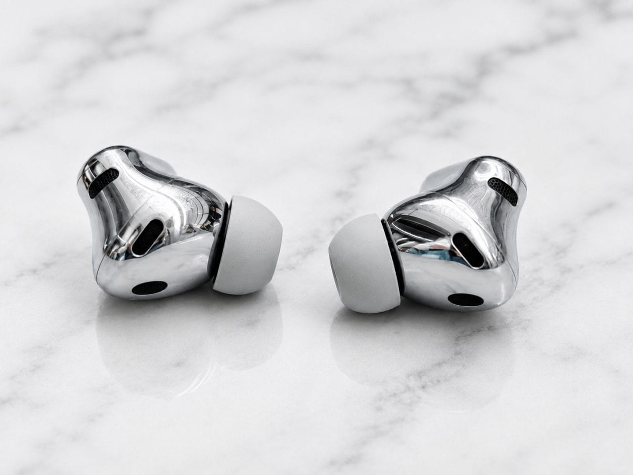 HUAWEI FreeBuds Neo Earbuds auf Tisch liegend