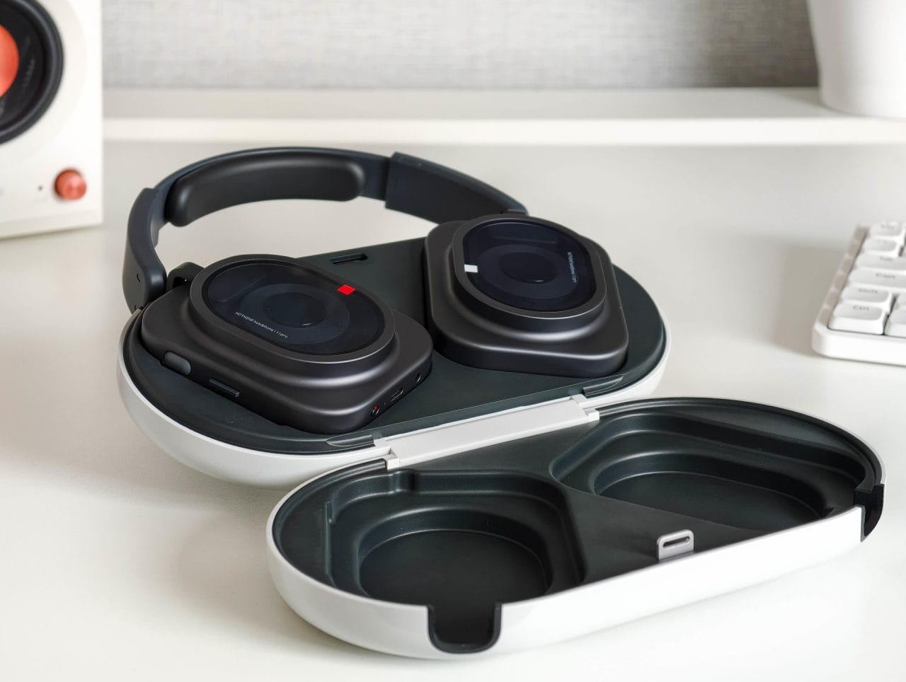 Nothing Headphone (1) Pro Case geöffnet
