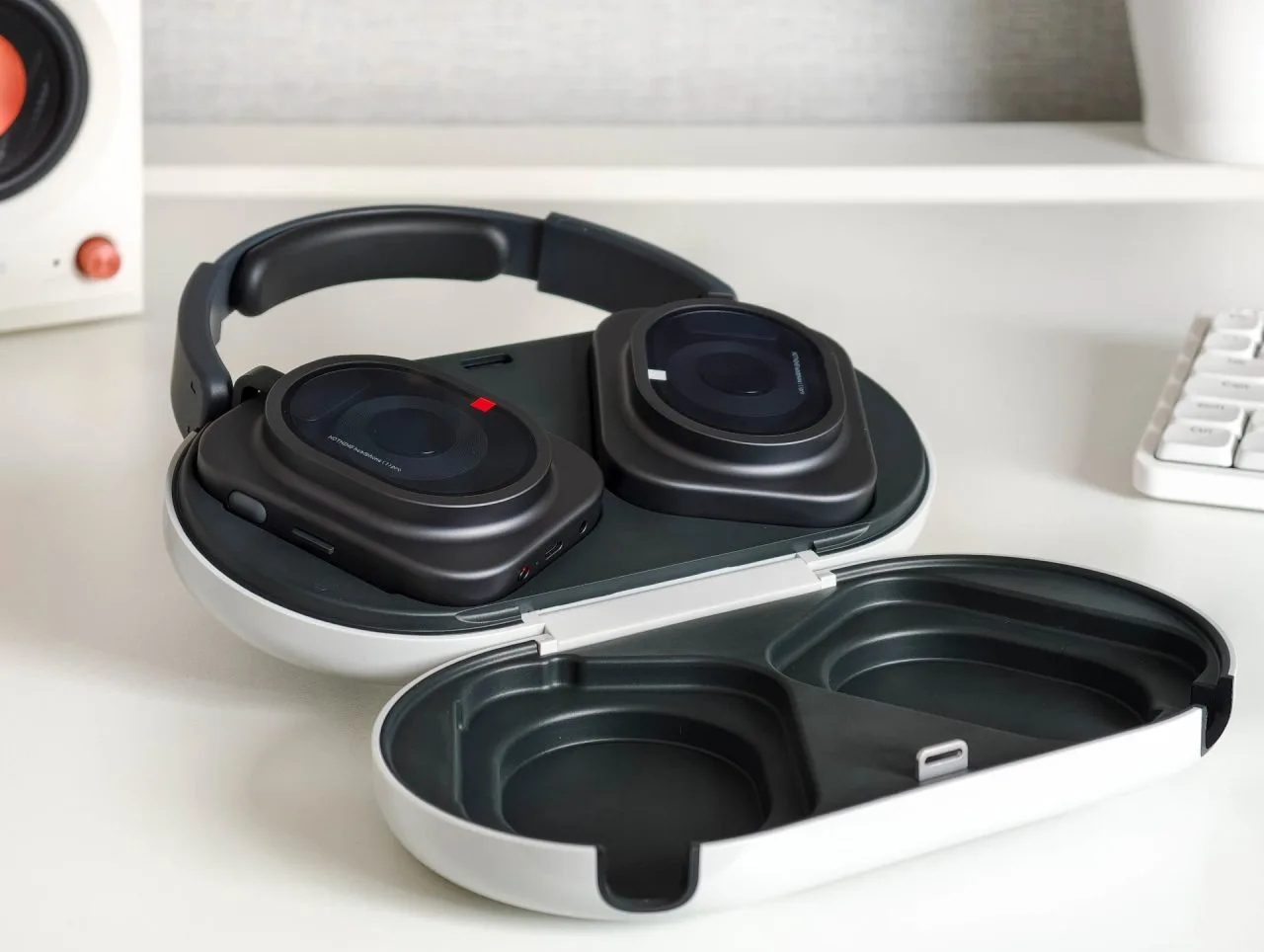 Estuche para auriculares Nothing Headphone (1) Pro abierto