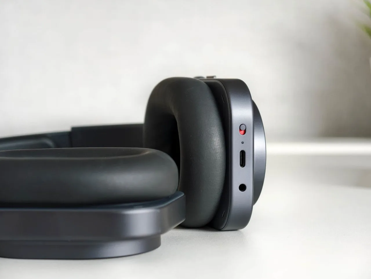 Auriculares (1) Pro USB-C, conector y interruptor de encendido