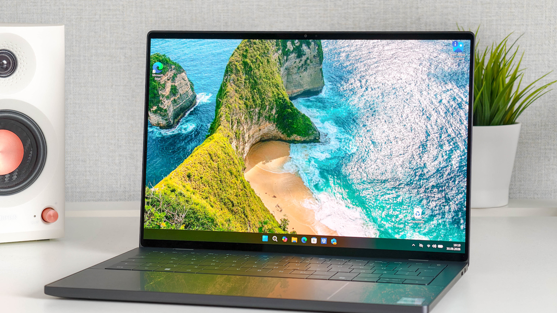 Dell XPS 14 DA14260 Review Hero