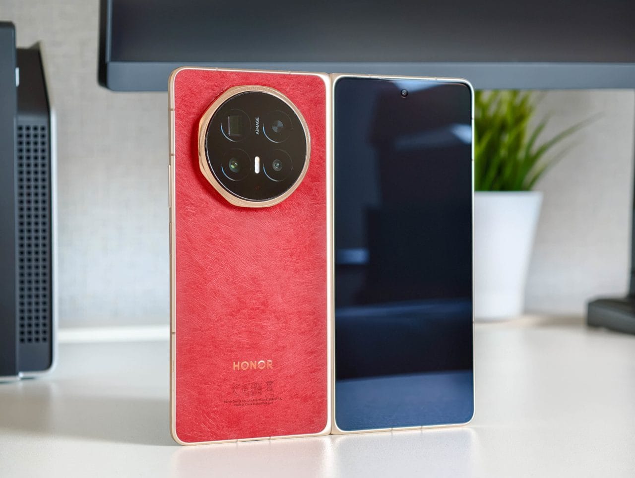 HONOR Magic V6 in rot aufgeklappt