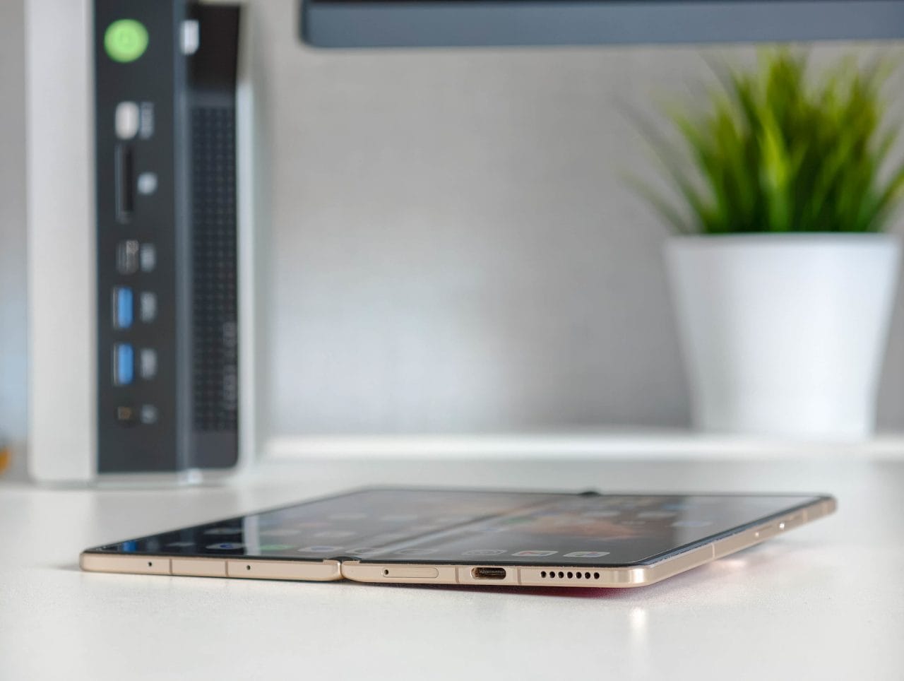 HONOR Magic V6 aufgeklappt flach liegend